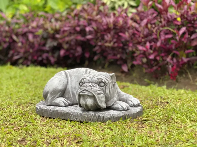 Spike - Liegende Bulldogge auf Sockel, 38 cm L | Steinguss 